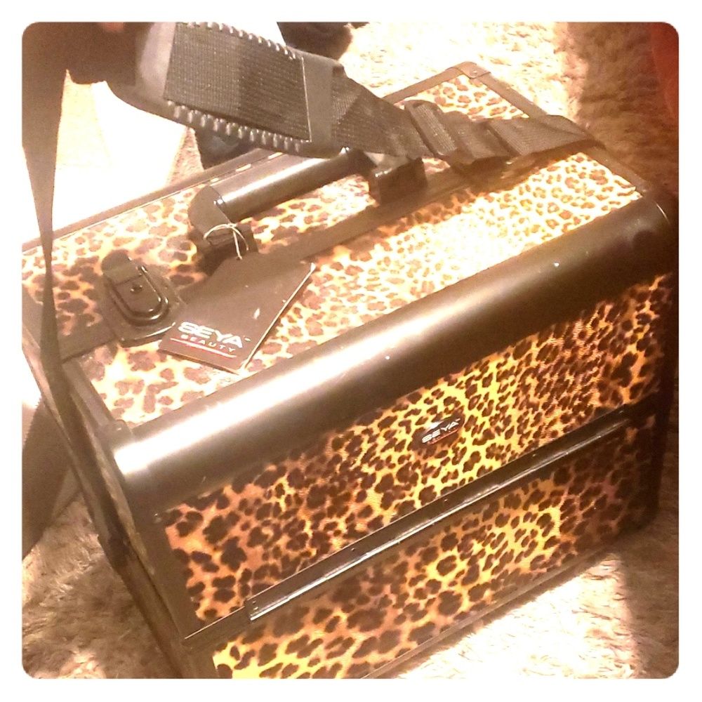 Seya beauty, large Leopard makeup train with strap
